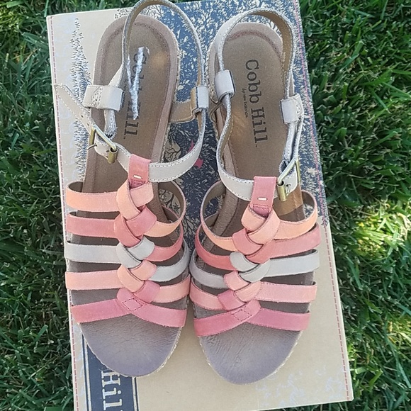 New in box Cute wedges - Picture 7 of 8